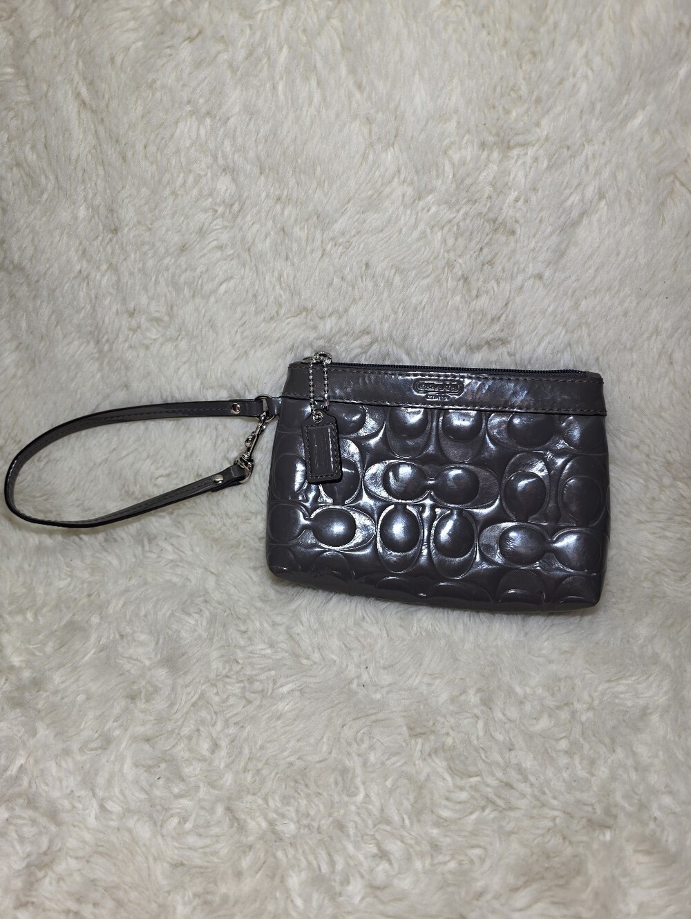 COACH Grey Embossed Signature Patent Leather Wristlet Pouch Purse Bag Y2K Chic
